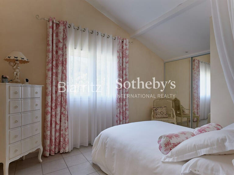 Maison Bassussarry - 4 chambres - 189m²