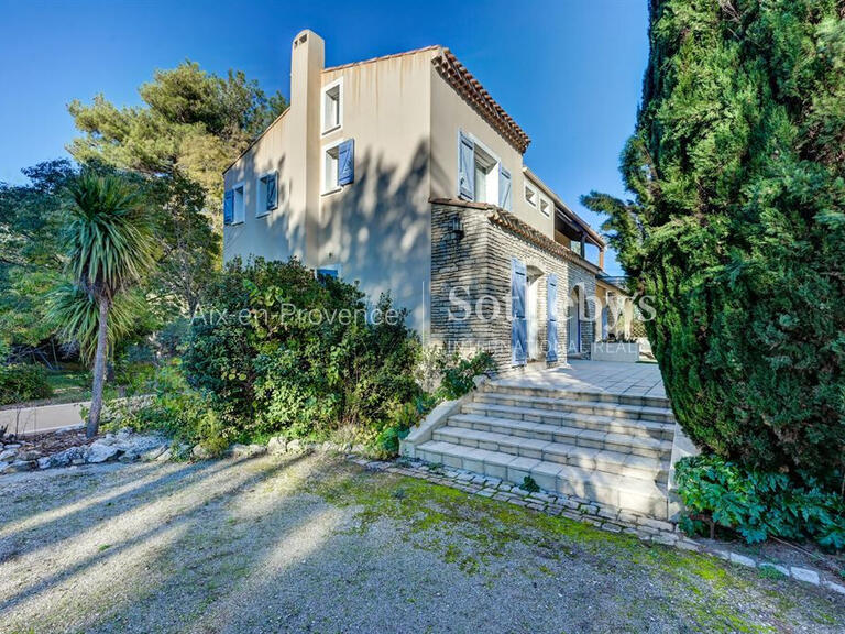 House Bouc-Bel-Air - 5 bedrooms - 240m²