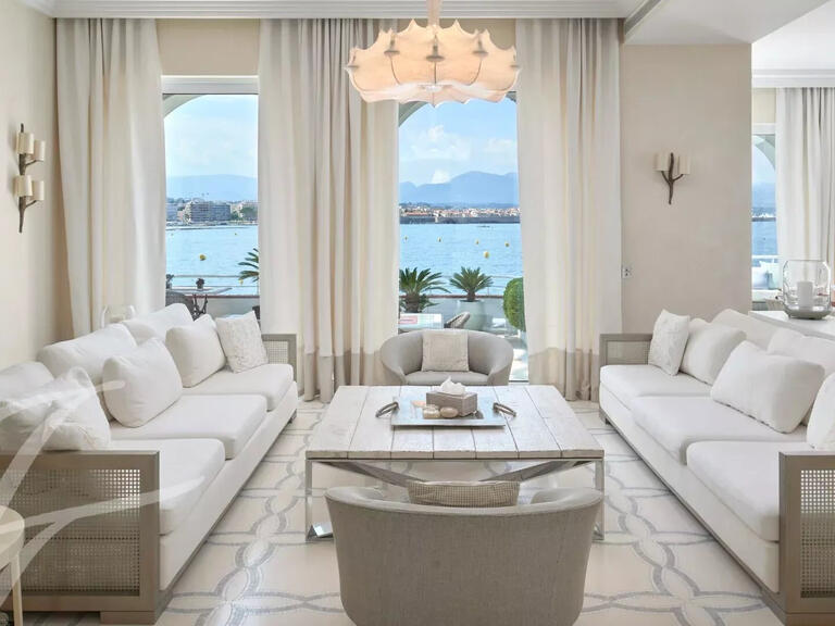 Propriété Cap-d-antibes - 5 chambres - 408m²