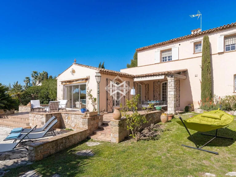 Villa Cap-d-antibes - 5 chambres - 300m²