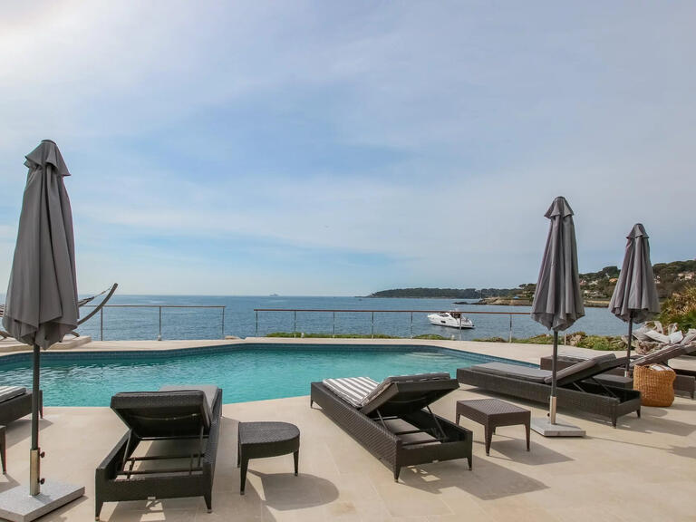 Villa Cap-d-antibes - 5 chambres - 303m²