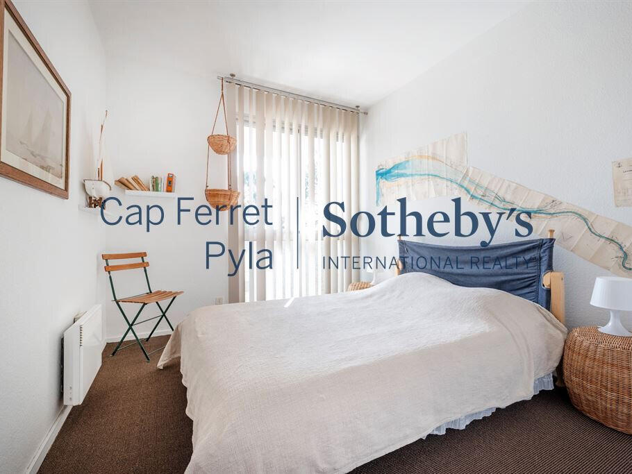 Apartment cap-ferret