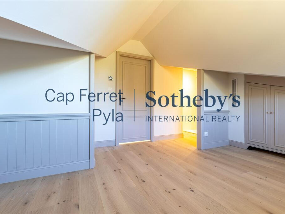 Apartment cap-ferret