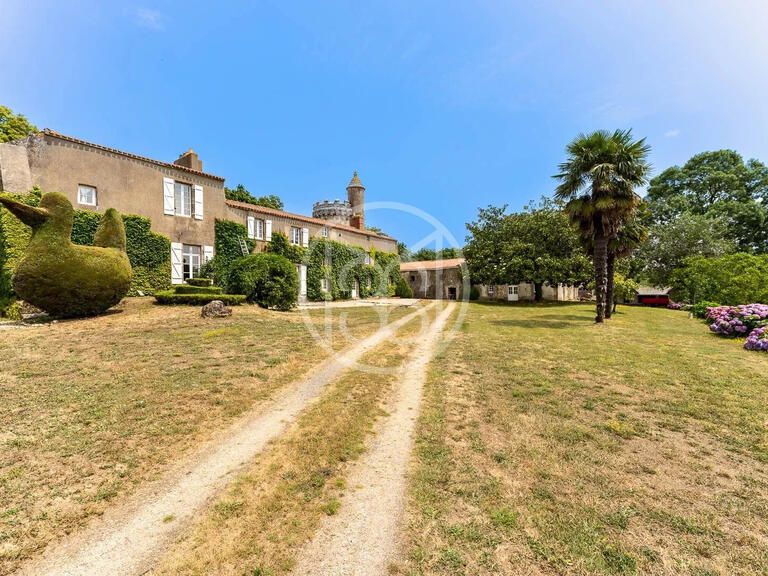 Castle Challans - 9 bedrooms - 700m²