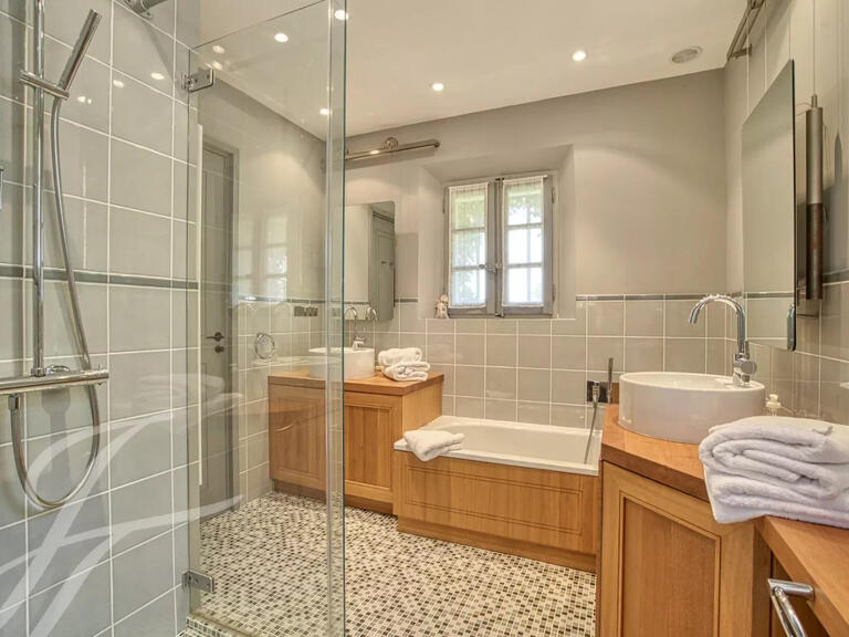 Propriété Grimaud - 8 chambres - 389m²