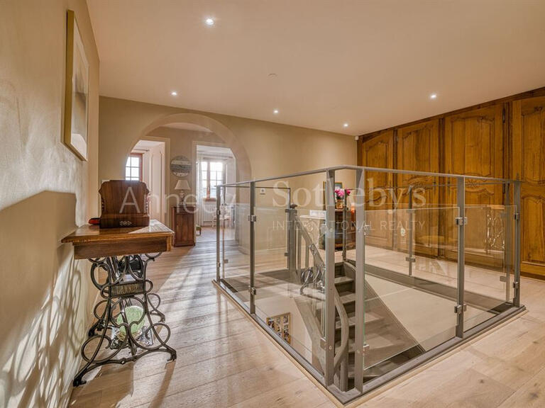 Maison La Roche-sur-Foron - 6 chambres - 215m²