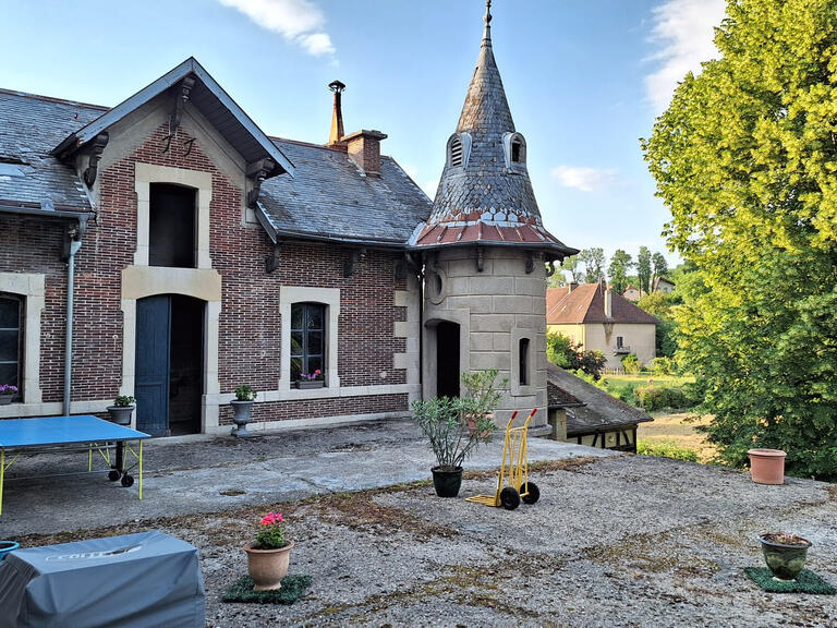 House Lons-le-Saunier - 6 bedrooms - 510m²