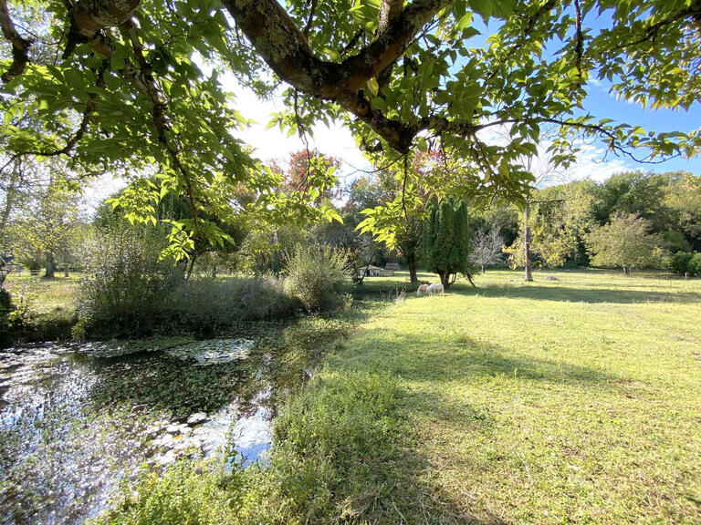 Maison Magnac-sur-Touvre - 6 chambres - 230m²