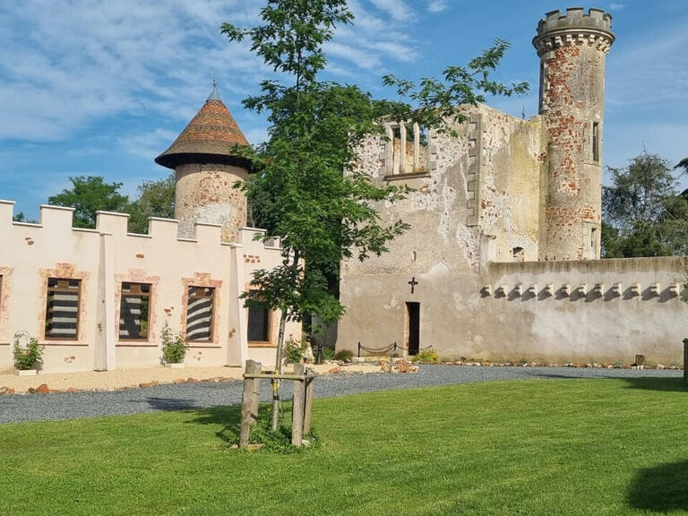 Castle Montluçon - 8 bedrooms - 482m²