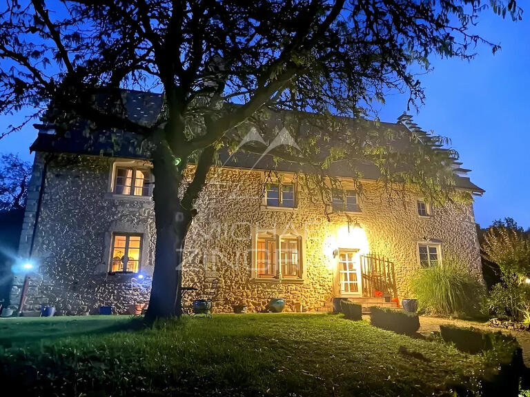 Propriété Morestel - 8 chambres - 885m²