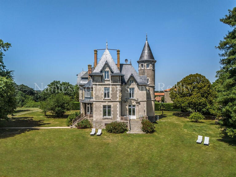 Castle Moutiers-sur-le-Lay - 16 bedrooms - 840m²