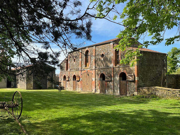 Castle Moutiers-sur-le-Lay - 16 bedrooms - 840m²