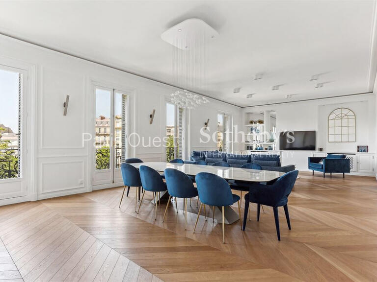 Appartement Paris 16e - 2 chambres - 135m²