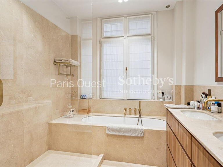 Appartement Paris 16e - 4 chambres - 227m²