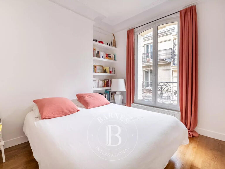 Sale Apartment Paris 18e - 2 bedrooms