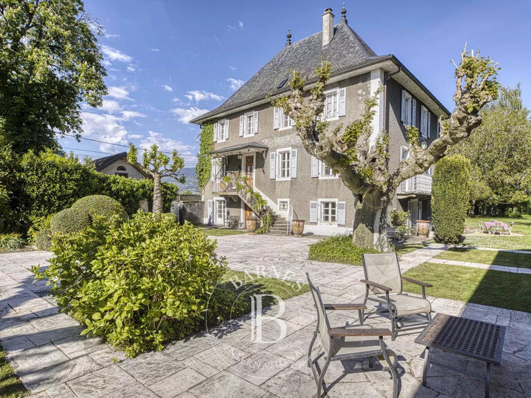 Propriété Reignier - 9 chambres - 875m²