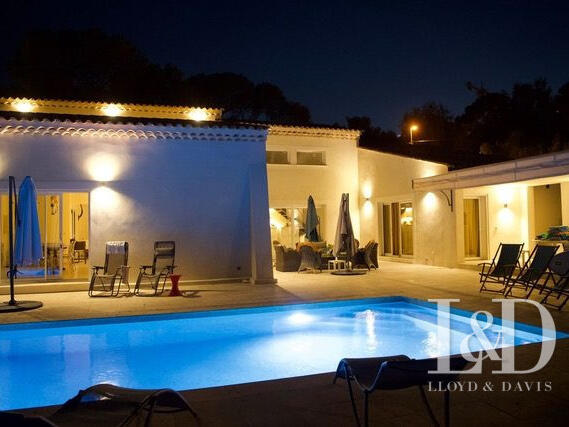 Maison Roquebrune-sur-Argens - 5 chambres - 240m²