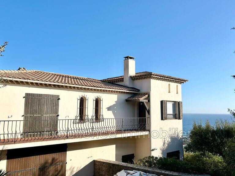 Villa Roquebrune-sur-Argens - 4 bedrooms - 190m²