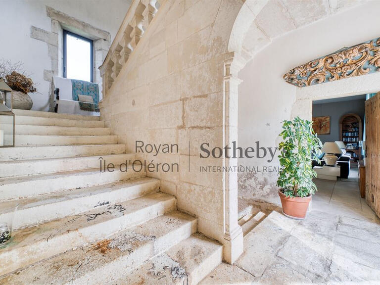 Castle Royan - 9 bedrooms - 666m²