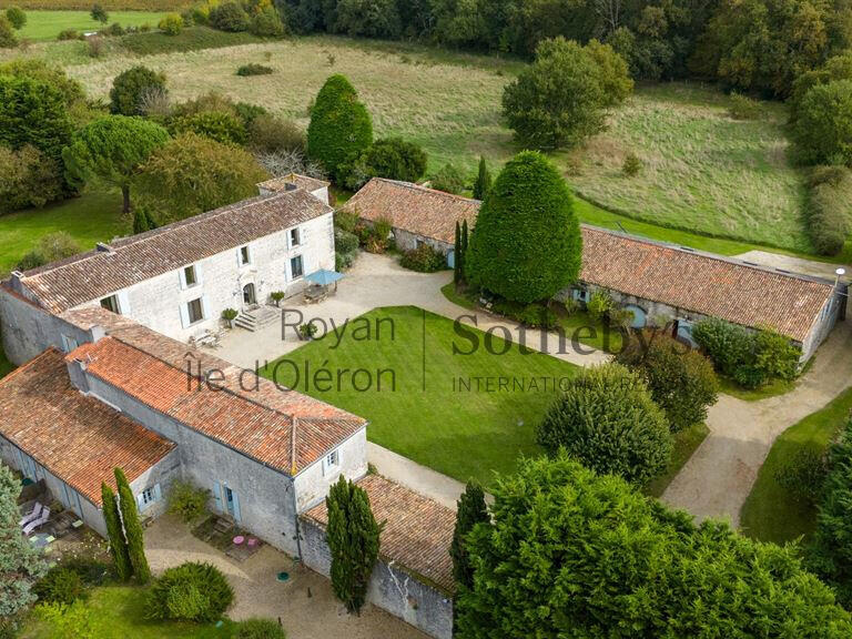 Castle Royan - 9 bedrooms - 666m²