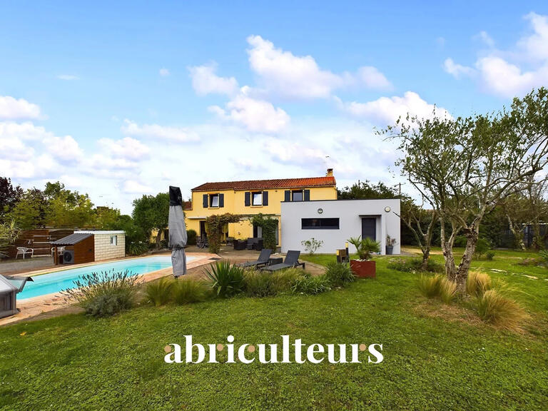 House Saint-Hilaire-de-Chaléons - 3 bedrooms - 218m²