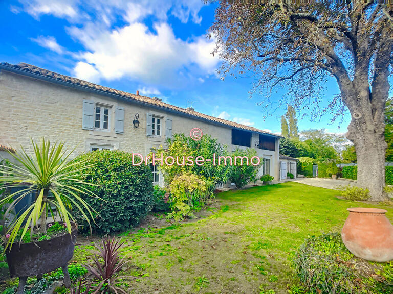 Mansion Saint-Hilaire-la-Palud - 7 bedrooms - 403m²