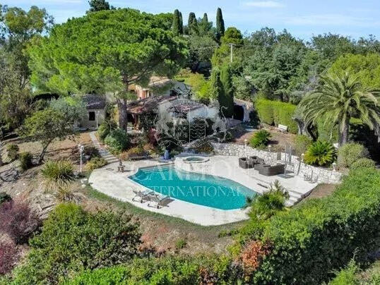 Villa Saint-Paul-de-Vence - 5 bedrooms - 255m²