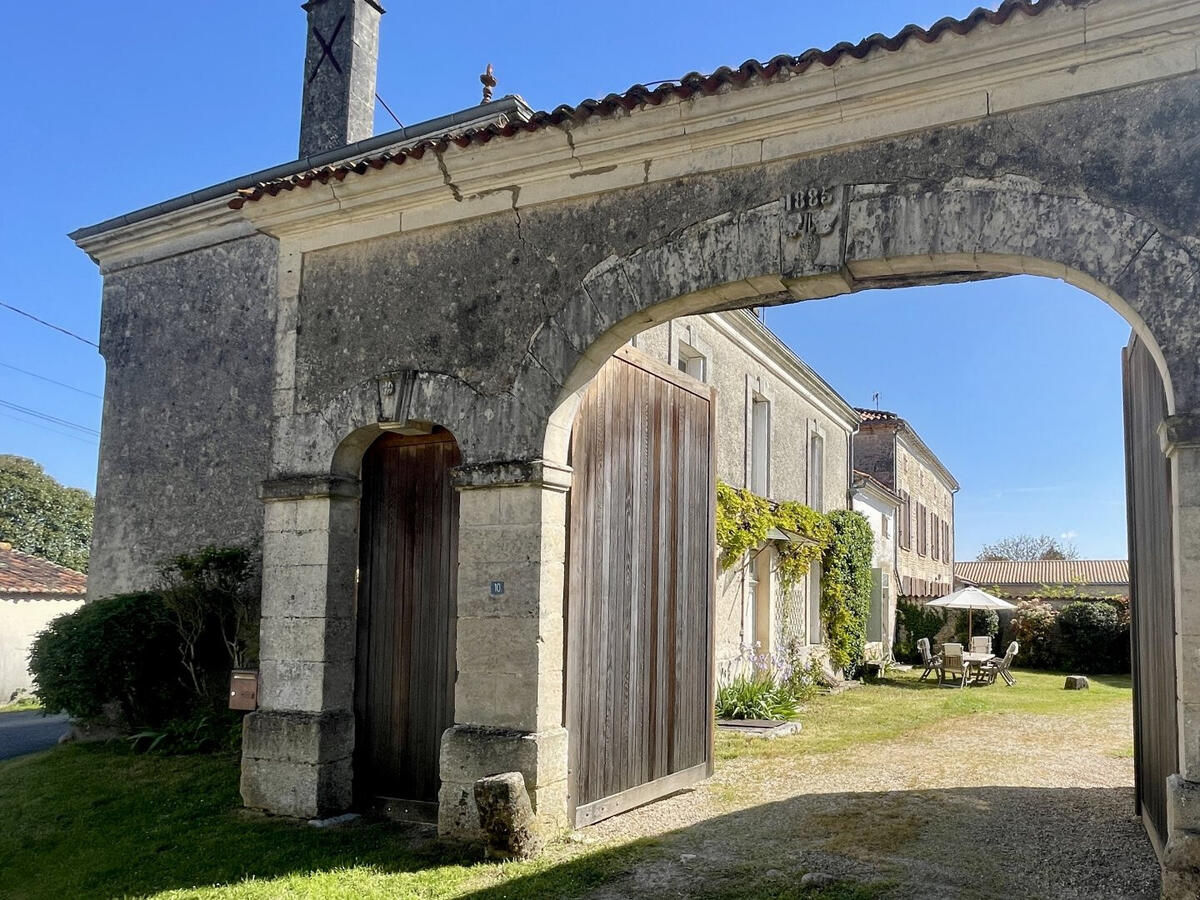 Maison Saint-Pierre-de-Juillers