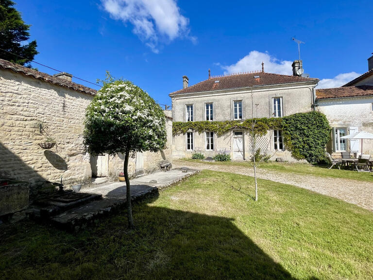 Vente Maison Saint-Pierre-de-Juillers - 8 chambres