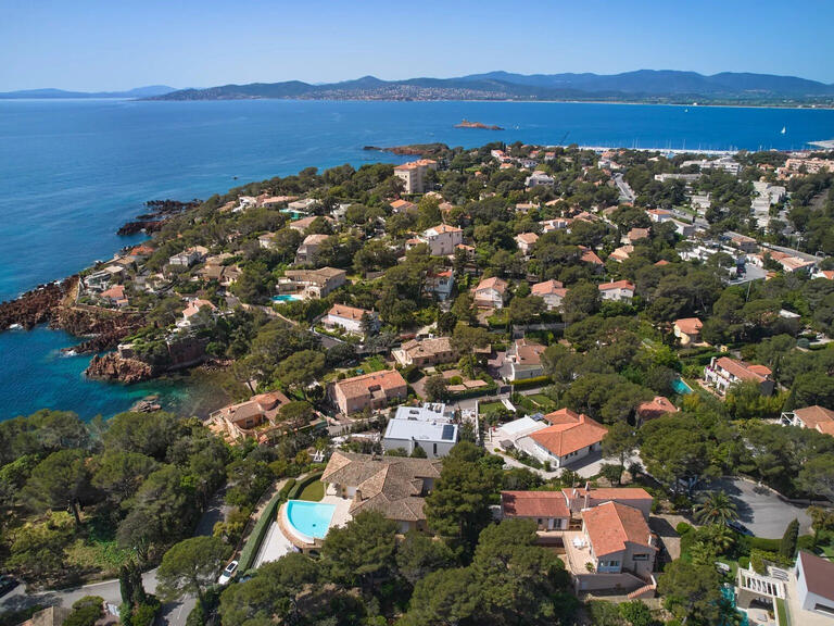 Villa Saint-Raphaël - 5 bedrooms - 341m²