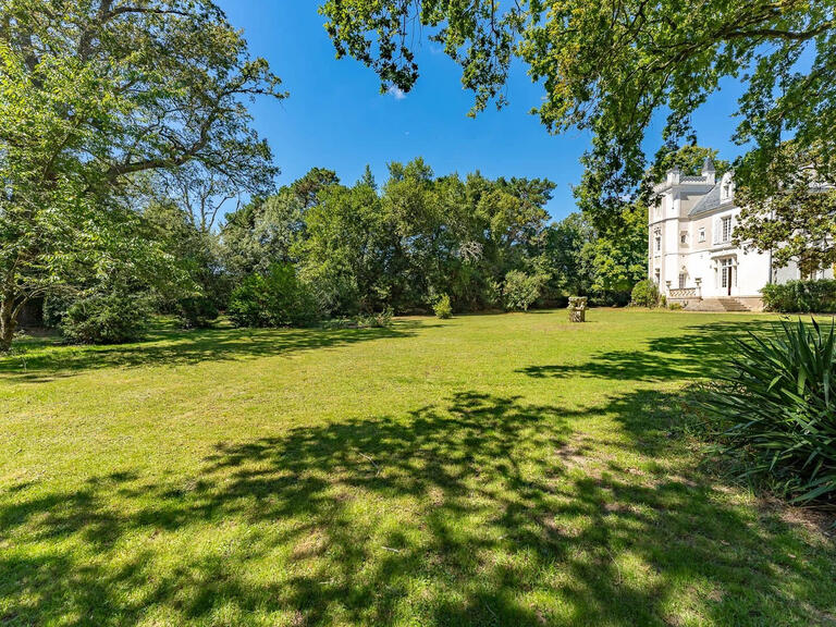 Castle Sainte-Luce-sur-Loire - 10 bedrooms - 300m²