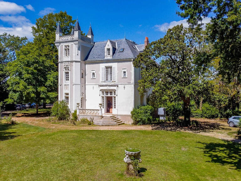 Castle Sainte-Luce-sur-Loire - 10 bedrooms - 300m²