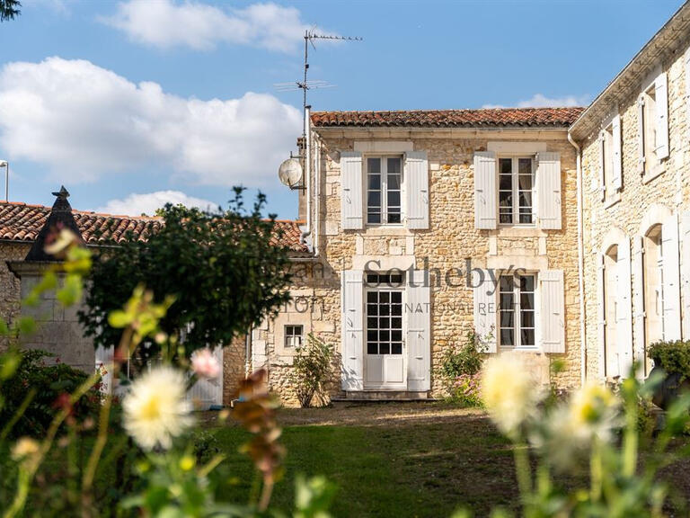 Maison Saintes - 8 chambres - 396m²