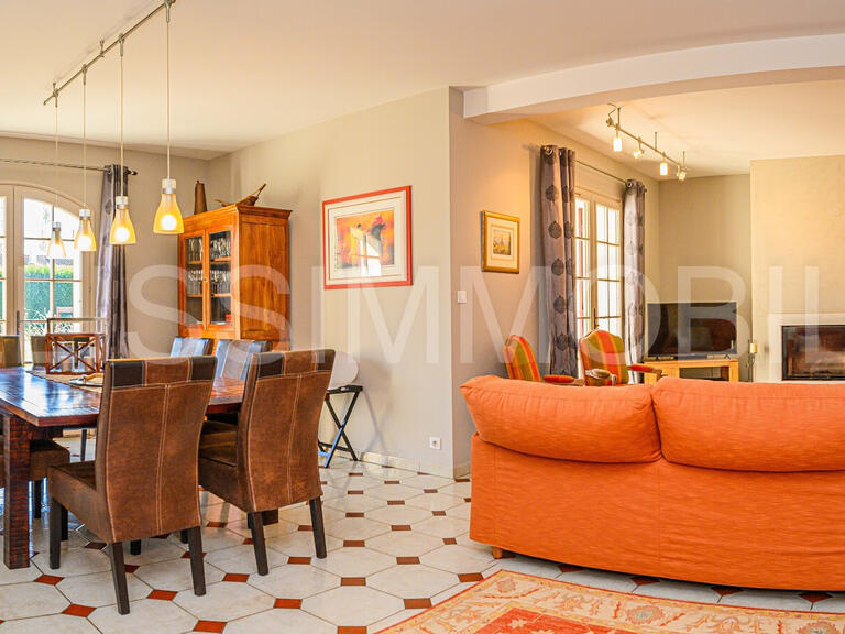 Maison Sénas - 4 chambres - 215m²